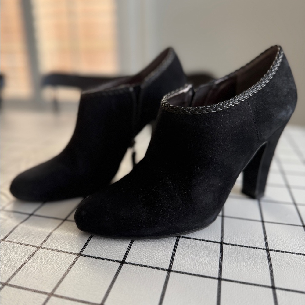 Elie Tahari size 6 Black 3.75” Suede Ankle Boots